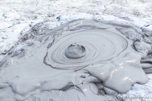 На счет последнего фото.  Почему обязательно сверху? Это вот  грязевой источник, форма такая же. А теперь представим,  что окружающая порода около каменного  этого вулкана была мягкой и выветрилась в течением времени.  И тогда останется то, что что автор  привел на фото.