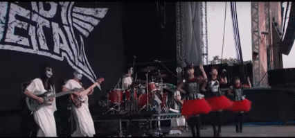 последняя, напомнила этих клоунов)