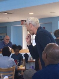 Самая известная от него цитата это "Тебе всё равно никто не поверит": 
Пользователь sonowthatimhere опубликовал пару фото с названием «Билл Мюррей украл у меня картошку фри!». По его словам, это случилось в ресторане аэропорта острова Мартас-Винъярд (штат Массачусетс). Автор фото сообщает, что Мюррей зашёл в ресторан с друзьями и увидел, как один из гостей заведения ест картошку фри. Актёр подошёл к столику, взял пару ломтиков картошки и под смех посетителей вернулся к друзьям. Один из пользователей Reddit отметил, что подобное Мюррей совершает не впервые (однако подтверждений тому нет). По его словам, однажды актёр подошёл к посетителю, который ел картошку фри, и также взял пару ломтиков. Тогда он добавил фразу: «Тебе всё равно никто не поверит».