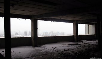 Гостиница «Турист»: снести нельзя достроить. Самый длинный во всех отношениях долгострой Новосибирска. Все горожане видели это здание, но что оно должно представлять из себя, помнят не многие. Реконструкция объекта слишком затратна, а место его расположения слишком дорого, так что стоять ещё будет долго. Строительство двадцатиэтажного здания гостиницы «Турист»  (на 800 мест)  на площади им. Карла Маркса начато в 1968 году, не завершено до сих пор.