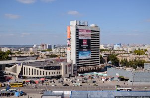 Гостиница «Турист»: снести нельзя достроить. Самый длинный во всех отношениях долгострой Новосибирска. Все горожане видели это здание, но что оно должно представлять из себя, помнят не многие. Реконструкция объекта слишком затратна, а место его расположения слишком дорого, так что стоять ещё будет долго. Строительство двадцатиэтажного здания гостиницы «Турист»  (на 800 мест)  на площади им. Карла Маркса начато в 1968 году, не завершено до сих пор.