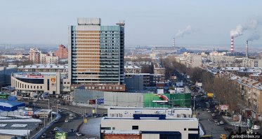 Гостиница «Турист»: снести нельзя достроить. Самый длинный во всех отношениях долгострой Новосибирска. Все горожане видели это здание, но что оно должно представлять из себя, помнят не многие. Реконструкция объекта слишком затратна, а место его расположения слишком дорого, так что стоять ещё будет долго. Строительство двадцатиэтажного здания гостиницы «Турист»  (на 800 мест)  на площади им. Карла Маркса начато в 1968 году, не завершено до сих пор.