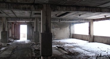 Гостиница «Турист»: снести нельзя достроить. Самый длинный во всех отношениях долгострой Новосибирска. Все горожане видели это здание, но что оно должно представлять из себя, помнят не многие. Реконструкция объекта слишком затратна, а место его расположения слишком дорого, так что стоять ещё будет долго. Строительство двадцатиэтажного здания гостиницы «Турист»  (на 800 мест)  на площади им. Карла Маркса начато в 1968 году, не завершено до сих пор.