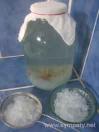 был всю жизнь дома)) всегда его пили!)) щя не давно купил на авито индийский или морской рис, тот же гриб только вкус не много другой, нормас тема! бодрит после застолья ) и полезный! 150 р вроди бы откинул на три литра банку