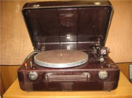 Винтажный CD-плеер 1959 г.в., к нему усилитель в видерадиоприёмника (1956 г.). Работают до сих пор.