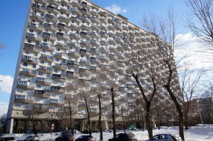У нас в Москве тоже есть похожий дом,в районе метро ВДНХ,его называют домом на курьих ножках:)