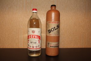 на самом деле бутылки было две, вторая, (если не путаю) ликёр, видно кто то с девчёнками погулять собирался, но что то пошло не так. Вот пока стоят, сам пить не буду ( не пью), а отдать кому нить жалко )