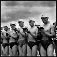 В этот памятный заплыв, тонущего Мао спас Форест Гамп. Эпизод который не попал в фильм.