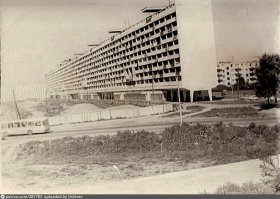 Ещё дом на ножках есть в Зеленограде, корп. 360. Правда там часть места между ножек занимают нежилые помещения, чё месту пропадать). Дом кстати длиной в пол километра.