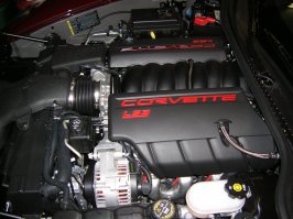 Упомянутый L92 и LS3 от Корвета, относятся к одному семейству. Собственно LS3 построен на базе L92. Думаю хозяин для красоты поставил пластиковые крышки от корветовского движка, только и всего.