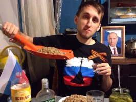 Хотел разобрать фото ,которое скорее подошло к категории Фрики . И майка и Путин(да хранит его Господь ) и гречка ,и вакса"Белочка" и Георгиевская лента и огурцы ,а сидит поджав ноги на маленькой кухне ,есть гречу лопатой . А вот квас это неплохая марке ,верно самое дорогое что есть на столе . Позволю себе дать название этой карикатуре " i am patriot" )