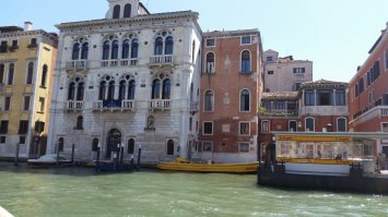 Этим летом наблюдал, как катер чуть не снес нафиг гондольера.

Понравилась венецианская DHL: