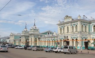 Иркутск Пассажирский. Здание вокзала было построено в 1897—1898 и перестроено в 1906—1907. После 1907 года облик иркутского вокзала значительно изменился. Рядом со старым было выстроено новое большое здание с вытянутым фасадом. Иркутский вокзал был самым крупным от Челябинска до Владивостока. За сто лет здание практически не изменилось.
З.Ы. Здание настолько большое, что я не смог найти фото, на котором бы оно помещалось целиком...