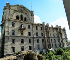 18 очаровательных и пугающих заброшенных зданий