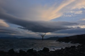 и ещё заброшенная платформа,или вертолётнопосадочная площадка, в Норвегии, фото не очень чёткие , дул ураганный ветер