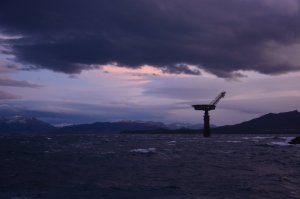 и ещё заброшенная платформа,или вертолётнопосадочная площадка, в Норвегии, фото не очень чёткие , дул ураганный ветер