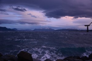 и ещё заброшенная платформа,или вертолётнопосадочная площадка, в Норвегии, фото не очень чёткие , дул ураганный ветер