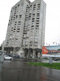 Гуляла там в июле, до этого лет 20 назад именно там же была... Дома интересные, но внешне создают отталкивающее, печальное впечатление - серые, обшарпанные фасады с разношерстными балконами-лоджиями (разными по форме). Идея мне нравится. именно потому туда и вернулась. А вот дом на другой стороне Смоленки понравился своей длиной - от метро почти до залива... Классическая такая массивная сталинка) Правда весь так и не влез на фото) А еще расстроилась, что перед бывшей Прибалтийской строят целый квартал, и больше нет такого чудесного вида на Кронштадт( хотя у меня теперь получилась подборка фото Питер тогда и сейчас с разницей в 20 лет, спецом по тем же местам гуляла)