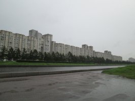 Гуляла там в июле, до этого лет 20 назад именно там же была... Дома интересные, но внешне создают отталкивающее, печальное впечатление - серые, обшарпанные фасады с разношерстными балконами-лоджиями (разными по форме). Идея мне нравится. именно потому туда и вернулась. А вот дом на другой стороне Смоленки понравился своей длиной - от метро почти до залива... Классическая такая массивная сталинка) Правда весь так и не влез на фото) А еще расстроилась, что перед бывшей Прибалтийской строят целый квартал, и больше нет такого чудесного вида на Кронштадт( хотя у меня теперь получилась подборка фото Питер тогда и сейчас с разницей в 20 лет, спецом по тем же местам гуляла)