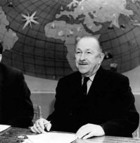 Давайте всё-таки не забывать, что Юрий Сенкевич, при всех его заслугах, принял программу после смерти её создателя - Владимира Адольфовича Шнейдерова.
Программа при нём называлась "Клуб кинопутешествий", при Сенкевиче - "Клуб путешественников", а не так, как написано в тексте поста.
А сегодня, если Вы захотите через Гугль найти фотографию Шнейдерова, то он выдаст Вам полтысячи фотографий Сенкевича.
Вот он, во время записи очередного выпуска, за кинокамерой, в экспедиции: