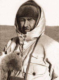 Давайте всё-таки не забывать, что Юрий Сенкевич, при всех его заслугах, принял программу после смерти её создателя - Владимира Адольфовича Шнейдерова.
Программа при нём называлась "Клуб кинопутешествий", при Сенкевиче - "Клуб путешественников", а не так, как написано в тексте поста.
А сегодня, если Вы захотите через Гугль найти фотографию Шнейдерова, то он выдаст Вам полтысячи фотографий Сенкевича.
Вот он, во время записи очередного выпуска, за кинокамерой, в экспедиции: