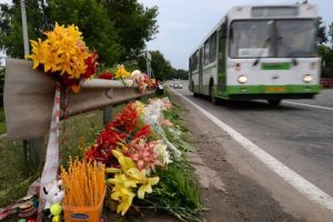 В кювет с большого бодуна

Пьяная езда подмосковного полицейского, по версии следствия, стала причиной трагедии в Пушкинском районе Подмосковья. «Мерседес» под управлением 26-летнего оперуполномоченного из Ивантеевки Юрия Иванова на полном ходу буквально смял автомобиль, в котором находилась семья клирика Рыбинской епархии, диакона Алексея Шумилина. Подробности аварии, в которой погибли четыре человека, в том числе беременная женщина и двухмесячная девочка, выясняла «Лента.ру». 

Около 7 часов 30 минут утра 24 сентября семья Шумилиных на автомобиле «сузуки» ехала в гости к друзьям в Москву. Шумилины жили в Ярославле, но частенько наведывались в столицу. По данным источника в правоохранительных органах, в автомобиле находились 40-летний клирик Рыбинской епархии, диакон Алексей Шумилин (он был за рулем), рядом сидела его 63-летняя мама Татьяна Алексеевна, на заднем сидении — 28-летняя беременная супруга Юлия и два малыша — двухмесячная Мария и Михаил, которому в ноябре должно исполниться три года. 

За ними мчался «мерседес» под управлением 26-летнего оперуполномоченного группы угрозыска отдела полиции городского округа Ивантеевка УМВД «Пушкинское» лейтенанта Юрия Иванова. По данным источника «Ленты.ру», молодой человек проработал в полиции три года — с 18 июня 2013-го. Машина, которой он управлял, была оформлена на его друга, полис ОСАГО при этом отсутствовал. Полицейский, как впоследствии выяснят эксперты, находился в состоянии алкогольного опьянения. 

Рядом с Ивановым в автомобиле сидела его 46-летняя приятельница Людмила Гуркина, у которой накануне был день рождения, и ее дочь. К слову, имя и фамилия спутницы Иванова совпадают с паспортными данными специалиста отдела опеки и попечительства Министерства образования Московской области по городскому округу Ивантеевка, педагога дошкольного образования и психолога. 

В какой-то момент «мерседес» настиг «сузуки». Дорожные условия на момент аварии были хорошими: уже светало, асфальт был сухим, без выбоин и разрытий. По каким-то причинам полицейский не справился с управлением, чему могло способствовать состояние алкогольного опьянения, и врезался в машину священника. От удара «сузуки» буквально расплющило и отбросило в кювет. Водитель и пассажиры вылетели из салона и погибли мгновенно. Повезло лишь маленькому Мише — он сидел в детском автокресле, и его не выкинуло из салона.
Прибывшие на место ДТП врачи скорой помощи констатировали смерть четверых пассажиров «сузуки». Мальчика в тяжелом состоянии (закрытая черепно-мозговая травма и перелом бедренной кости) доставили вначале в Пушкинскую ГКБ, а оттуда — в клинику доктора Рошаля. Полицейский, управлявший «мерседесом», отказался от медицинской помощи, Людмила Гуркина была госпитализирована в Пушкинскую ГКБ. 

Дочь Гуркиной рассказала журналистам Life, что при столкновении ее мама спала и событий аварии не видела. 

«Мама сейчас в очень плохом состоянии, не может говорить. В момент трагедии она спала и ничего не видела. Мы знаем, что он (полицейский) сейчас сидит, слава богу, но лучше бы он сдох, — рассказала изданию дочь. — Юрий Иванов ее отвез по делам, он знакомый нашей семьи. Познакомились на почве работы — мой отец полицейский, как и Иванов». 
По сведениям издания, в крови Иванова эксперты обнаружили 0,4 промилле алкоголя. Следователям он пожаловался на сломанную лодыжку, хотя от госпитализации отказался. 

Вскоре после аварии Следственным отделом по городу Пушкино ГСУ СК России по Московской области возбуждено уголовное дело по 6 части 264 статьи УК РФ «Нарушение правил дорожного движения и эксплуатации транспортных средств» (максимальное наказание — до 9 лет лишения свободы). 

По информации Управления СКР по Московской области, в настоящее время проводятся неотложные следственные действия, направленные на установление всех обстоятельств совершенного преступления. Иванов задержан. В ближайшее время будет решен вопрос об избрании в отношении него меры пресечения. 

«Оперуполномоченный отдела полиции по городскому округу Ивантеевка МУ МВД России "Пушкинское" в настоящий момент уволен из органов внутренних дел по отрицательным мотивам и будет привлечен к ответственности в соответствии с действующим законодательством», — сообщил источник в правоохранительных органах. 

По некоторым данным, после резонансной аварии работы лишились также глава полиции Ивантеевки и его заместитель. 

Законодатель пошел на радикальное ужесточение наказания за причинение смерти в результате пьяной езды после трагедии на Минской улице, случившейся 22 сентября 2012 года. Александр Максимов, в пьяном виде управляя автомобилем «тойота», врезался в остановку, где находились пятеро воспитанников интерната для детей-инвалидов в возрасте 15-17 лет, их педагог Ширшова и ее муж. Дети возвращалась с конкурса талантов. Все они погибли. 

22 мая Максимов был приговорен к восьми с половиной годам колонии общего режима. 

Трехлетний Миша — единственный, кто выжил из семьи Шумилиных в это роковое утро. Сейчас за жизнь мальчика борются врачи. Друзья, родные и близкие Шумилиных скорбят и справедливо негодуют из-за их трагической гибели в столь возмутительных и нелепых обстоятельствах. 
Алексей Шумилин был клириком, имел право совершать церковное богослужение, носил степень диакона. Это означает, что он прошел через рукоположение (посвящение в степень священства) и стал священнослужителем. История Рыбинской епархии Русской православной церкви, где служил Шумилин, насчитывает более ста лет. Она объединяет приходы на территории Рыбинска и девяти районов Ярославской области.

..