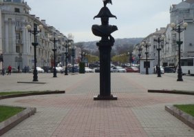 Зато в нашем южном городе стараниями мэра, ныне депутата ГД нового созыва, были осуществлены меры по воплощению дендрофобии:
1. Устранен городской зеленхоз с его питомником
2. Вырублен существенный "генофонд" местных деревьев и заменен на привезенные за валюту платаны. Многие ранее зеленые улицы теперь - пустырь, плац и сковородка летом. 
3. Клумбы и розарии заменены на кадки с однолетниками, расставленными прямо по плитке.
4. Полностью уничтожен как исторический памятник Бульвар Раевского, заложенный еще основателем города. 2 десятка чахлых заморских растюх не заменят былого тенистого массива. Часть бульвара, выходящего на Набережную, вообще лишена любой растительности. Стоит эл.щиток, задекорированный выцветшей искусственной (!!!) лианой!
5. Активно застраивается Цемесская роща - памятник природы, по совместительству "легкие" цементного города.
6. Под угрозой застройки - зеленая зона Пионерская роща и Парк Фрунзе.
7. Активно вырубается скудная растительность окружающего горного хребта - под открытые цементные карьеры. Попутно срезана макушка и разрабатывается исторически и топографически важная точка на хребте - Сахарная Голова, с которой связано очень много событий в истории города. Пущена под карьер.
фото: красивый, современный, плиточный пустырь на месте отстойного тенистого бульвара Раевского.