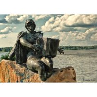 Мощная русалка в Солнечногорске. Хвост торчит из камня с тыла, отсюда не видать. И никакой толпы!