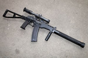 Есть и другие интересные вещи. Только широкого применения они не нашли...

Возможность скрытой переноски оружия для спецподразделений очень важна. Поэтому появляются специальные разработки, из-начально ориентированные на скрытую переноску. К такому типу оружия относится СР-3 "Вихрь".

Автомат был разработан в начале 1990-хх годов в ЦНИИ Точного Машиностроения (г. Климовск). Работы по созданию нового автомата и совершенствованию конструкции велись до 1994 года. Наибольшую роль в его создании сыграли конструкторы Борисов, Левченко, Тышлыков. В 1996 году после ряда испытаний автомат был поставлен на серийное производство.

Базой этого автомата явился специальный автомат ВАЛ. В отличие от прототипа, в "Вихре" нет интегрированного глушителя. Автомат имеет весьма небольшие размеры, сравнимые с размерами пистолетов-пулеметов, однако заметно превосходит их по огневой мощи за счет использования специальных бронебойных патронов СП-6 калибра 9мм (9х39мм). Тяжелая дозвуковая пуля имеет большую проникающую способность. На 100 метрах пуля пробивает две титановые пластины 1,4 мм и 30 слоев кевлара. Благодаря этим патронам СР-3 позволяет успешно бороться с противником в индивидуальных средствах зажиты - бронежилетах (вплоть до 3 класса защиты по ГОСТ).

Длина со сложенным прикладом всего 360 мм, с откинутым прикладом 610 мм, масса всего 2 кг. Вихрь имеет складной приклад, оснащен компенсатором-пламегасителем. Емкость магазинов 10-20 патронов. Небольшие размеры и "обтекаемая" форма позволяют носить оружие скрытно, под верхней одеждой, и применять в стесненных условиях, например из салона автомобиля или в толпе. Для уменьшения габаритов рукоятка взведения перенесена в переднюю часть оружия и выглядит как небольшая клавиша. Приклад склады-вается наверх и практически не выпирает за контуры ствольной коробки. В первых образцах приклад открывался автоматически, при нажатии на специальную кнопку, но потом от этого отказались, причем не совсем обоснованно. Изменена конструкция предохранителя - теперь он легко переключается одним нажатием большого пальца.

Автоматика работает за счет отвода газов из канала ствола к поршню затворной рамы. Запирание затвора происходит на пять бое-вых выступов. Ударно спусковой механизм позволяет вести одиночный и полностью автоматический огонь, стрельбы фиксированными очередями не предусмотрено. Предохранитель и переводчик выполнены раздельно. Переводчик огня кнопочного типа расположен за спусковым крючком. Предохранитель двусторонний, расположен на ствольной коробке. Прицельные приспособления включают в себя мушку в передней части оружия и перекидной двухпозиционный целик на крышке ствольной коробки.

Автомат может вести огонь как автоматически, так и одиночным огнем. Дальность эффективного поражения до 200 метров. По эффективности поражения и мощности боеприпаса на дистанции до 200 метров оружие вполне конкурентоспособно со штурмовыми винтовками. Кроме того наличие укороченного десятизарядного магазина делает "Вихрь" особенно удобным для скрытого ношения и внезапного применения. Кроме достоинств у "Вихря" есть и один недостаток - оружие дорогое и достаточно редкое.

Тактико-технические характеристики

Калибр: 9 мм
Применяемый патрон: 9х39
Прицельная дальность стрельбы: 200 м
Темп стрельбы: 900 выстр./мин.
Ёмкость магазина: 10 или 20 патронов
Начальная скорость пули: 270 м/с
Длина со сложенным прикладом: 360 мм
Длина с разложенным прикладом: 610 мм
Высота с магазином на 10 патронов: 160 мм
Ширина: 40 мм
Масса с пустым магазином: 2 кг
Масса со снаряженным магазином на 10 патронов: 2,1 кг