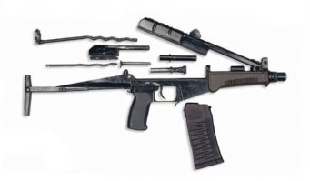 Есть и другие интересные вещи. Только широкого применения они не нашли...

Возможность скрытой переноски оружия для спецподразделений очень важна. Поэтому появляются специальные разработки, из-начально ориентированные на скрытую переноску. К такому типу оружия относится СР-3 "Вихрь".

Автомат был разработан в начале 1990-хх годов в ЦНИИ Точного Машиностроения (г. Климовск). Работы по созданию нового автомата и совершенствованию конструкции велись до 1994 года. Наибольшую роль в его создании сыграли конструкторы Борисов, Левченко, Тышлыков. В 1996 году после ряда испытаний автомат был поставлен на серийное производство.

Базой этого автомата явился специальный автомат ВАЛ. В отличие от прототипа, в "Вихре" нет интегрированного глушителя. Автомат имеет весьма небольшие размеры, сравнимые с размерами пистолетов-пулеметов, однако заметно превосходит их по огневой мощи за счет использования специальных бронебойных патронов СП-6 калибра 9мм (9х39мм). Тяжелая дозвуковая пуля имеет большую проникающую способность. На 100 метрах пуля пробивает две титановые пластины 1,4 мм и 30 слоев кевлара. Благодаря этим патронам СР-3 позволяет успешно бороться с противником в индивидуальных средствах зажиты - бронежилетах (вплоть до 3 класса защиты по ГОСТ).

Длина со сложенным прикладом всего 360 мм, с откинутым прикладом 610 мм, масса всего 2 кг. Вихрь имеет складной приклад, оснащен компенсатором-пламегасителем. Емкость магазинов 10-20 патронов. Небольшие размеры и "обтекаемая" форма позволяют носить оружие скрытно, под верхней одеждой, и применять в стесненных условиях, например из салона автомобиля или в толпе. Для уменьшения габаритов рукоятка взведения перенесена в переднюю часть оружия и выглядит как небольшая клавиша. Приклад склады-вается наверх и практически не выпирает за контуры ствольной коробки. В первых образцах приклад открывался автоматически, при нажатии на специальную кнопку, но потом от этого отказались, причем не совсем обоснованно. Изменена конструкция предохранителя - теперь он легко переключается одним нажатием большого пальца.

Автоматика работает за счет отвода газов из канала ствола к поршню затворной рамы. Запирание затвора происходит на пять бое-вых выступов. Ударно спусковой механизм позволяет вести одиночный и полностью автоматический огонь, стрельбы фиксированными очередями не предусмотрено. Предохранитель и переводчик выполнены раздельно. Переводчик огня кнопочного типа расположен за спусковым крючком. Предохранитель двусторонний, расположен на ствольной коробке. Прицельные приспособления включают в себя мушку в передней части оружия и перекидной двухпозиционный целик на крышке ствольной коробки.

Автомат может вести огонь как автоматически, так и одиночным огнем. Дальность эффективного поражения до 200 метров. По эффективности поражения и мощности боеприпаса на дистанции до 200 метров оружие вполне конкурентоспособно со штурмовыми винтовками. Кроме того наличие укороченного десятизарядного магазина делает "Вихрь" особенно удобным для скрытого ношения и внезапного применения. Кроме достоинств у "Вихря" есть и один недостаток - оружие дорогое и достаточно редкое.

Тактико-технические характеристики

Калибр: 9 мм
Применяемый патрон: 9х39
Прицельная дальность стрельбы: 200 м
Темп стрельбы: 900 выстр./мин.
Ёмкость магазина: 10 или 20 патронов
Начальная скорость пули: 270 м/с
Длина со сложенным прикладом: 360 мм
Длина с разложенным прикладом: 610 мм
Высота с магазином на 10 патронов: 160 мм
Ширина: 40 мм
Масса с пустым магазином: 2 кг
Масса со снаряженным магазином на 10 патронов: 2,1 кг