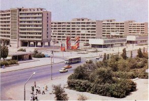 У нас в Актау (Казахстан ) много домов "на ножках" , фото старые и свистнутые с инета . Сейчас вот таких сквозных уже нет  , все места "между ножками" , застроили и превратили в магазины , бары и т.д . Так как места там завались ....