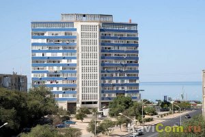 У нас в Актау (Казахстан ) много домов "на ножках" , фото старые и свистнутые с инета . Сейчас вот таких сквозных уже нет  , все места "между ножками" , застроили и превратили в магазины , бары и т.д . Так как места там завались ....