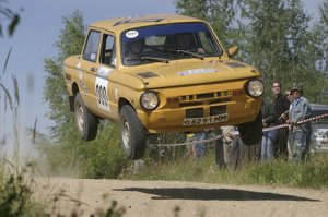 Ребята, я удивляюсь, как же вы будете ездить по скользкой трассе зимой, если по простой, прямой мокрой дороге не умеете? Они даже не знают, как нужно реагировать на начинающийся занос. Гонщиков из них точно не получится. Им только на этих ездить...