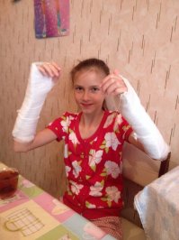 Эта толстая. Ни одна из рук не дотянулась до пупка.