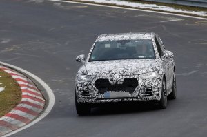 У нее платье будто ее на тесты вывели и не хотели дизайн кузова светить)))