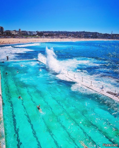 Эта фотография пляжа Бонди-Бич в Сиднее показывает захватывающий всплеск волн и ярко-голубую воду. 


На этом же изображении волны не выглядят столь захватывающими и яркими. 


А ТЕПЕРЬ - ВЫГЛЯДЯТ... :)