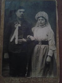 Это мои дедушка и бабушка. Венчались в 1915 году. Ему 18, ей 16. Дед прошел революцию и войну, умер в 1970, бабушка пережила деда на 6 лет.
