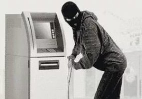 Если банкомат "намертво" завис, то карту извлечь можно выдернув кабель питания из розетки. 
Я бы посмотрел как вы Денис в офисе сбербанка отключаете банкомат