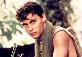 Господа, сможет кто-нибудь вспомнить при каких обстоятельствах погиб герой Д.Деппа (Лернер) во Взводе? 
Мне почему то вспоминается, что он был только ранен...