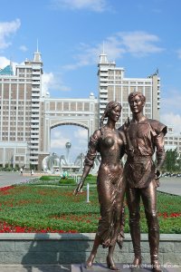 статуя чересчур нескромная, да и казашек такого телосложения почти не найти: либо плоская, либо тучная.