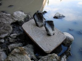 Сапоги в камне. Одному человеку не под силу было вытащить.