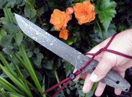 Миллионы были убиты не потому что меч офигенный был, а потому, что римская армия была дисциплинирована и обучена лучше тех с кем воевала. При их тактике ведения боя и с палками не мудрено победить. Вы попробуйте смочить гладкую рукоятку меча кровью и я посмотрю как он у вас в руках скользить начнет другой вопрос если использовалась жесткая фиксация (меч привязывался к руке) например как на картинке.