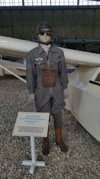 Экспозиция наверняка интересная, но, господи, на фига они этих жутких манекенов понаставили !!! Мадам Тюссо в гробу перевернулась