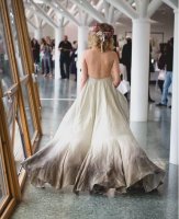 ..последний писк моды...
Всё писчит и никак не сдохнет эта мода! У человека вкус должен быть и рассудок а не стадный инстинкт! Новый виток кошмара, это даже не градиент а на капилярный эффект больше похоже, как будто платье грязью с пола или мочей медленно пропитывается.