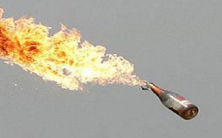 КОКТЕЙЛЬ 
МОЛОТОВА — ОРУЖИЕ ПРОЛЕТАРИАТА