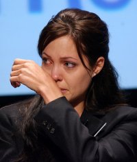 Суровые будни Анжелины Джоли
--------------------------------------

Анжелина Джоли проснулась в своей постели, вздрогнула и привычно разрыдалась.

- Дженни! - позвала она домработницу, - ну что там?!

(Шел третий день обсуждения ее развода в русскоязычном Фейсбуке).

Дженни замялась и спрятала глаза.

- Говори! 

- Сс-светлана Геннадьевна из Усть-Илимска пишет, что вы - психичка !

- Ааааооо! - актриса смяла со всей силы пододеяльник.

- А Михаил, менеджер по продажам из Балашихи, написал, что вы - старая и страшная. 4 лайка.

- Господи!

- Это еще не все. Отдел кадров ООО "Транссвязькомпромжелдор" почти полностью, всем составом, лайкнул за Брэда. И два человека из бухгалтерии.

- Не могу, не могу, не могу больше!

- И что хорошая актриса - это еще не значит, хорошая жена! Это Евгения из Алупки.

- Да. еще Марь Ивановна из "Больших Маслов" написала, что у них в деревне девушки покраше, а у вас одни кожа на кости. Пригласила Брэда в гости. 45 лайков, вся деревня лайкнула.

Помолчали.

- Может, петицию на Шанс орг? - робко проговорила Дженни.

- Бросьте. Все без толку.

Потянулись страшные, бессмысленные, полные боли будни актрисы.