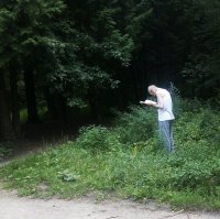 Просто мужик пошел в кусты по нужде. Но видимо он интеллектуал,. поэтому решил сначала прочитать книжку, а уже потом...