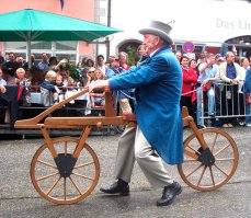 Байка это. Просто после революции началась кампания поиска «русских приоритетов» во всех областях науки и техники. Так появился Артамонов.
Никаких упоминаний о нём не удалось найти ни в камер-фурьерских церемониальных журналах 1796, 1797 и 1801 годов, ни в «повестке по случаю кончины Его императорского величества государя императора Павла Петровича», ни в описании коронации Его императорского величества Александра Павловича, ни в «Списке о всех милостях, излиянных покойным государем Павлом 1 в день его коронации 5 апреля 1797 года», ни в архивах канцелярии Н. Н. Новосильцева, созданной в 1801 году и занимавшейся рассмотрением технических изобретений, ни в подборке материалов о крепостных изобретателях, публиковавшейся в «Отечественных записках» П. П. Свиньина (1818—1830).
Ещё в 1980-е годы появились первые статьи, ставящие под сомнение историчность Артамонова. Разыскания в архивах не дали о нём никаких сведений. Приписываемый ему самодельный велосипед оказался сделанным из бессемеровской стали, то есть не ранее 70-х гг. XIX века.
Первым был барон Карл Дрез, который в 1817 году создал первый самокат, прозванный им «машиной для бега» (Laufmaschine). Самокат Дреза был двухколёсным, снабжён рулём и выглядел в целом, как велосипед без педалей. Изобретение назвали в его честь «дрезиной».