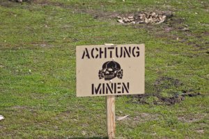 Дело было в Берлине. 

Поехал я как-то со своим собакиным (ему тогда месяца 4 было) на метро. Спустились на платформу, и вдруг собакину приспичило. 
И он, слегка подумав, накакал прям возле края платформы. 
Да как-то так неслабо накакал. Можно сказать, Везувий отложил. 

Я судорожно начинаю хлопать себя по карманам в поисках пакета. Но пакета внезапно не обнаружилось. Салфеток тоже. 
Из тоннеля слышится приближающийся поезд. 
Оркужающие люди смотрят очень неодобрительно. 

Собакин смотрит с недоумением - почему вдруг я такой нервный стал. 
Проходящая мимо бабулька, ненавязчиво, но громко потребовала убрать за собой. 

Я даже не стал пытаться объяснить, что эту Фудзи навалил, собственно, не я, а вот эта маленькая лопоухая милота. 

Понимая, что люди, выходящие из приближающегося поезда, могут не очень обрадоваться свежей кучке, в которую они вступили, приступаю к ликвидации последствий. 

Матюкая собакина, изо всех сил стараясь быть максимально аккуратным, пытаюсь с хирургической точностью, краем ботинка столкнуть кучу с платформы. 

Естественно, часть улетает вниз, часть остается на платформе, но и по ботинку размазывается неслабый такой слой нутеллы. 

Плюнув на все это дерьмо, выбрасываю белый флаг и драпаю, оставляя за собой позорные следы и феерические миазмы, через ближайший выход на свежий воздух.

Хватнув кислороду, выхожу на газон, чтобы вытереть ботинок об изумрудную травку. 

Начинаю вытирать, активно размахивая ногой и растирая дерьмо о травку, перемещаюсь в сторону от загаженной территории... И! вляпываюсь в кучку говна. 

Понимая, что табличку "ЗАМИНИРОВАНО" просто унесло ветром, матеря все и вся, пытаюсь определить безопасную траекторию движения, чтобы не вляпаться в остатки свежевытертого мною и старовысранного не пойми кем. 

Послушав внутренний голос, взял курс на ближайший кустик, справедливо решив, что на кустик вряд ли кто мог насрать, и можно будет вытереть ботинок о нижние ветки. 

О как ошибся мой внутренний голос. Не успел я занести ногу в загаженном ботинке, для того, чтобы начать вытирать его о кустик, как понял, что другой ногой... да-да... до этого абсолютно чистой, я уничтожил нерукотворно воздвигнутый из вторичных материалов памятник Эвересту.  

Я понял, что проклят, выхода нет, и я обречен до конца дней своих скитаться между кучками дерьма. 

Я впал панику и начал метаться по лужайке, только увеличивая степень загрязненности своих ботинок. 

Спустя некоторое время, я, все-таки, взял себя в руки и смог привести туфли в более менее приемлемый вид, чтобы короткими перебежками добежать до своего дома, не обращая внимания на оборачивающихся на запах прохожих и собак.