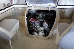 Двигло кстати в салоне было, сидишь комфортно копаешься в нем если вдруг что случится